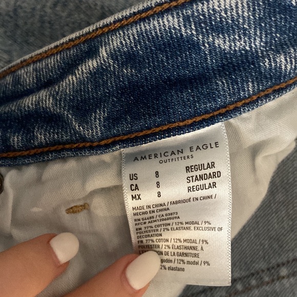 American Eagle Light Wash Mom Jeans Size 8 - Picture 2 of 2